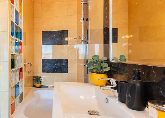 Royal Vista Apartment, Free Parking Apartament *